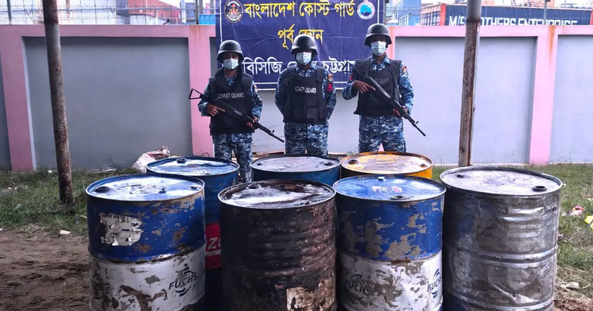 চট্টগ্রামে ২ লাখ টাকার জ্বালানি তেল ও লুবওয়েল জব্দ