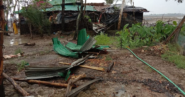 পেকুয়ায় কালবৈশাখীর তাণ্ডবে লণ্ডভণ্ড ঘরবাড়ি ও লবণ মাঠ
