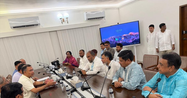 পরিচ্ছন্ন কর্মীদের ঈদ উপহারের চেক হস্তান্তর করলেন প্রধানমন্ত্রী