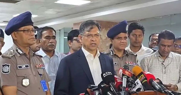 জঙ্গল সলিমপুরে সন্ত্রাসীদের দুঃসাহস ও উদ্ধত আচরণ কঠোরভাবে নিয়ন্ত্রণ করা হবে বলে হুঁশিয়ারি দিয়েছেন স্বরাষ্ট্রমন্ত্রী সালাউদ্দিন আহমদ।