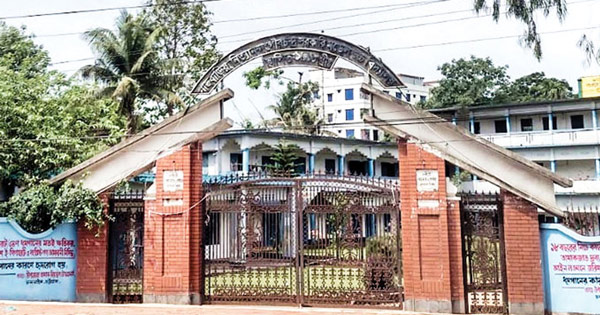 ৬ শতাধিক শিক্ষার্থীর জন্য শিক্ষক আছেন ৬ জন!