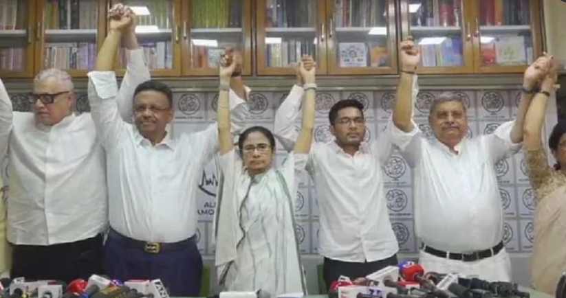 পদত্যাগ করবেন না মমতা, কলকাতায় উত্তেজনা