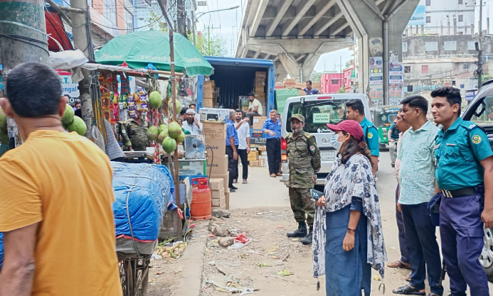 আগ্রাবাদ কর্ণফুলী মার্কেট এলাকায় রাস্তা-ফুটপাত দখল মুক্ত করলো চসিক