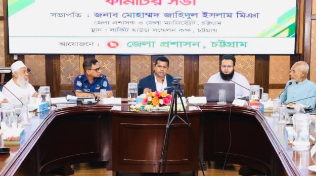 চট্টগ্রামে সড়কে গরুর হাট নয়, অস্ত্র উদ্ধারে বিশেষ অভিযানের নির্দেশ ডিসির