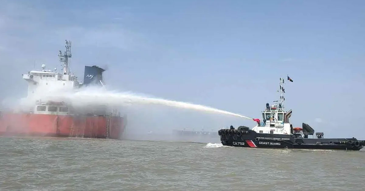 চট্টগ্রামে তেলবাহী জাহাজে আগুন