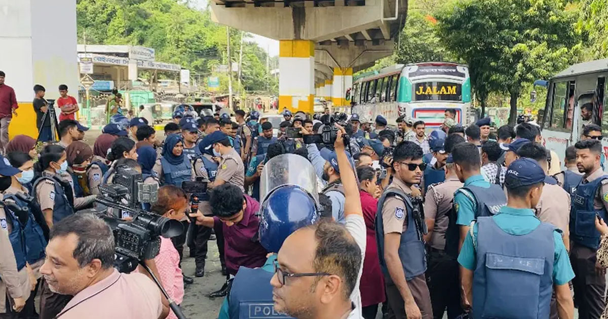 চট্টগ্রামে নিষেধাজ্ঞার মধ্যে গ্রাফিতি আঁকতে আসা শিক্ষার্থীদের সাথে পুলিশের ধস্তাধস্তি