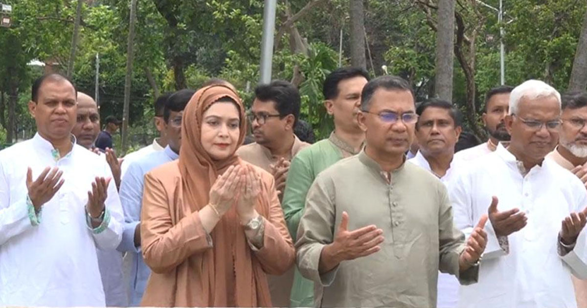 ঈদের নামাজ শেষে বাবা-মায়ের কবর জিয়ারত করলেন প্রধানমন্ত্রী
