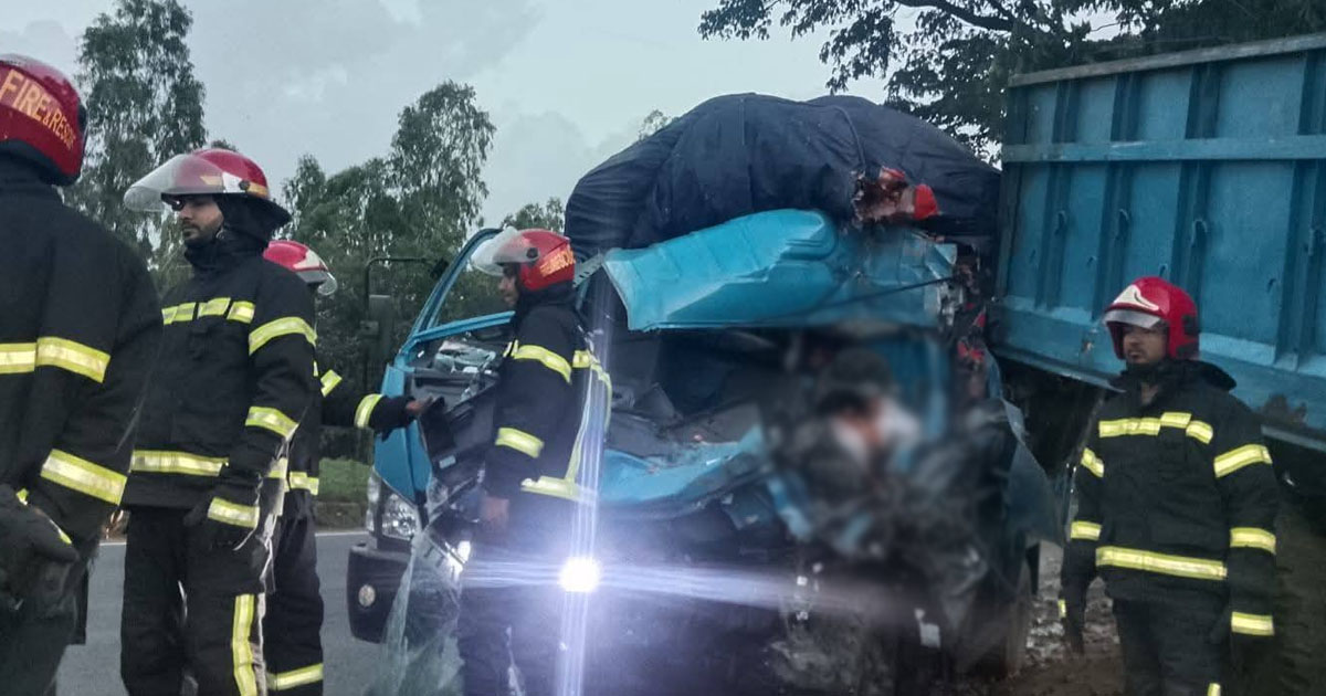দৈনিক পূর্বকোণ - চট্টগ্রামের দৈনিক দাঁড়িয়ে থাকা ট্রাকের পেছনে চলন্ত ট্রাকের ধাক্কা, হেলপার নিহত