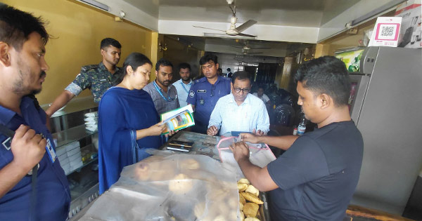 অস্বাস্থ্যকর পরিবেশে খাবার তৈরির দায়ে কক্সবাজারে ৪ প্রতিষ্ঠানকে জরিমানা