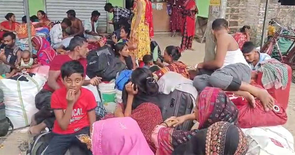 বাংলাদেশে ঢুকতে ভারতীয় সীমান্তে হঠাৎ শত শত মানুষের ভিড়