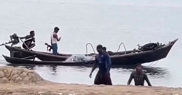 নাফ নদীতে জেলেদের ওপর গুলিবর্ষণ ও নৌকা ছিনতাই