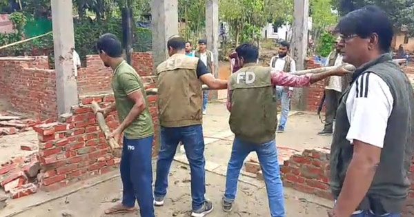 দৈনিক পূর্বকোণ - চট্টগ্রামের দৈনিক পেকুয়ায় বনভূমি দখল করে ঘর নির্মাণ, উচ্ছেদ করল বন বিভাগ