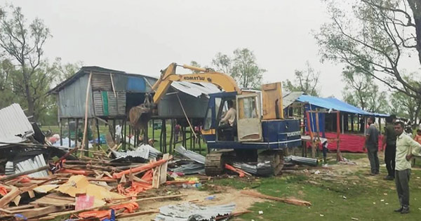 পর্যটকদের ওপর হামলার জেরে গুলিয়াখালী সৈকতে অবৈধ উচ্ছেদ, গ্রেপ্তার ২