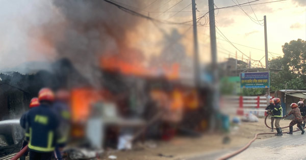 রাঙ্গুনিয়ায় গ্যাসের চুলার আগুনে পুড়ল ৫ দোকান