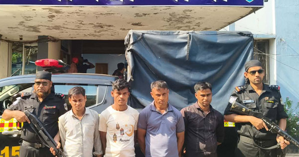 অভিনব কায়দায় ইয়াবা পাচারকালে আটক ৪ রোহিঙ্গা