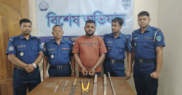 ডাকাতির প্রস্তুতি পণ্ড: দেশীয় অস্ত্র ও মাইক্রোবাসসহ রাঙ্গুনিয়ায় আটক ১