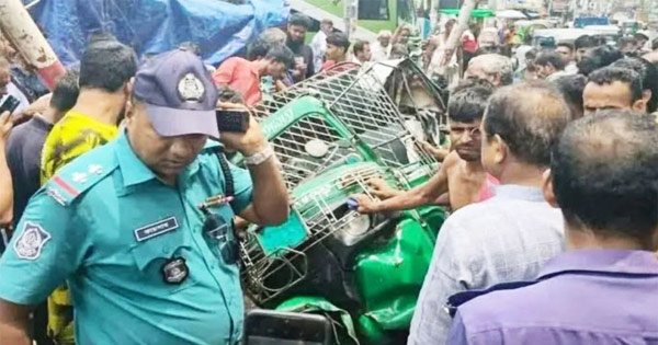 চট্টগ্রামে ট্রেনের ধাক্কায় অটোরিকশা দুমড়ে-মুচড়ে চালক আহত