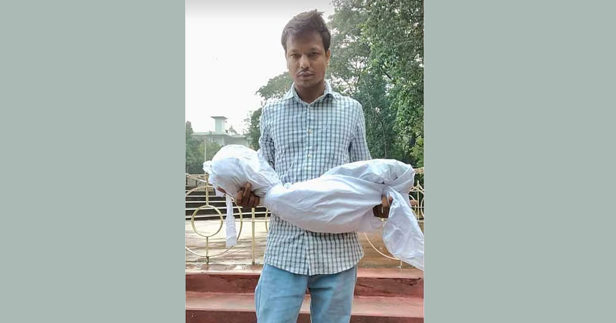 চবিতে শিশুর প্রতীকী মরদেহ হাতে ছাত্রলীগ নেতা