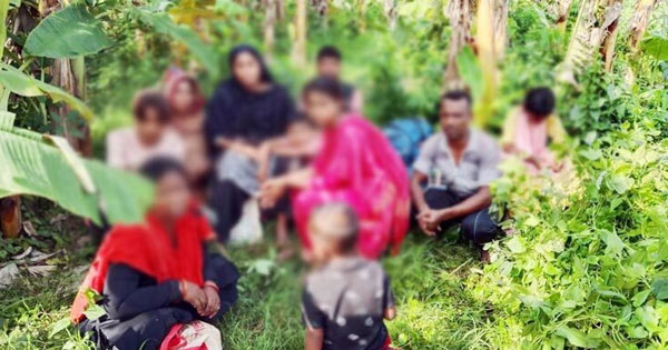 দর্শনা সীমান্তে অনুপ্রবেশের অভিযোগে নারী-শিশুসহ আটক ১০