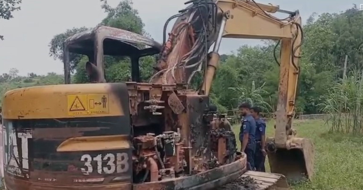 খাগড়াছড়িতে খাল খনন কাজে ব্যবহৃত স্কেভেটর পুড়িয়ে দিল দুর্বৃত্তরা