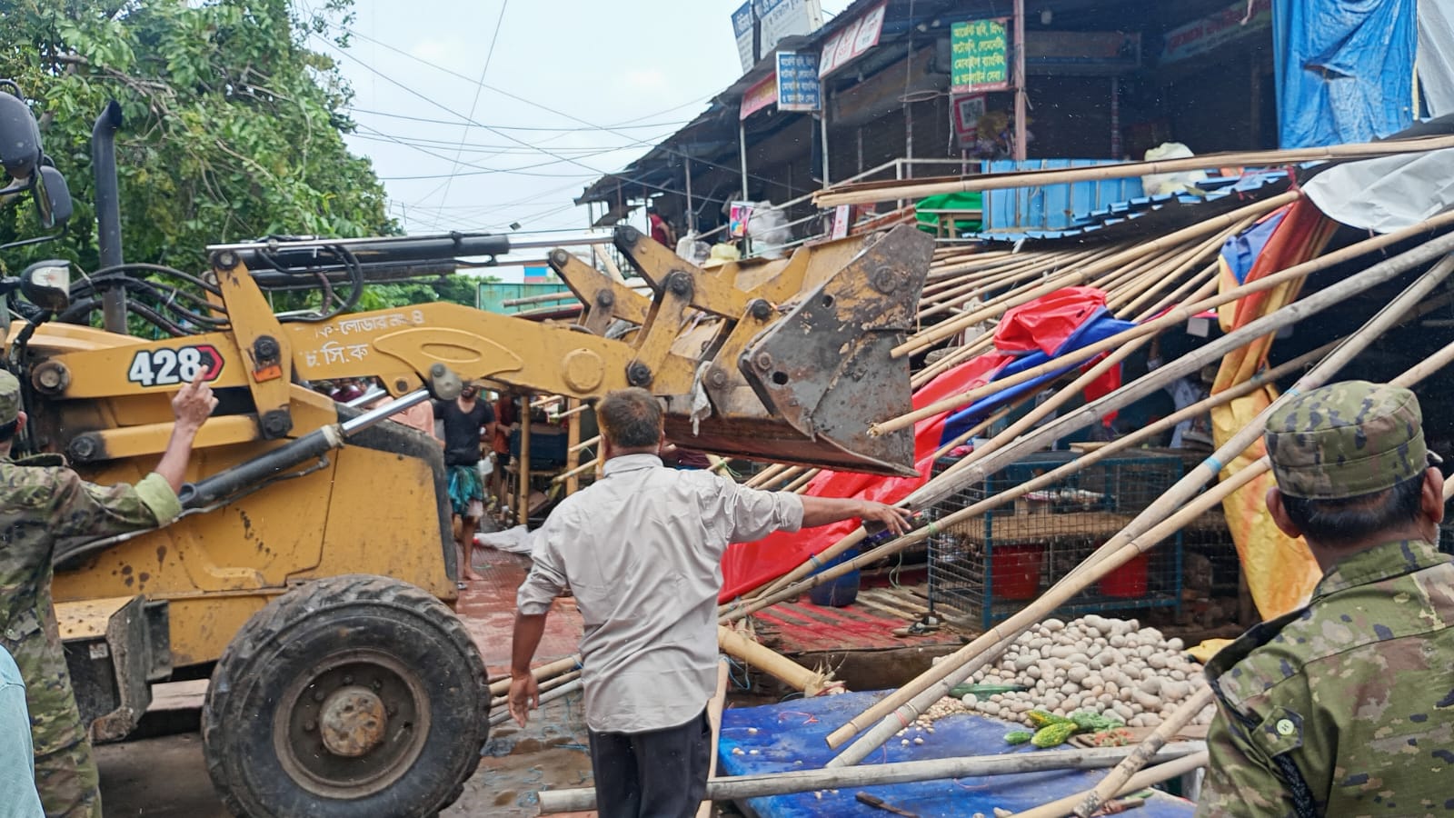 সাগরিকায় ২০০ অবৈধ দোকান উচ্ছেদ করলো চসিক
