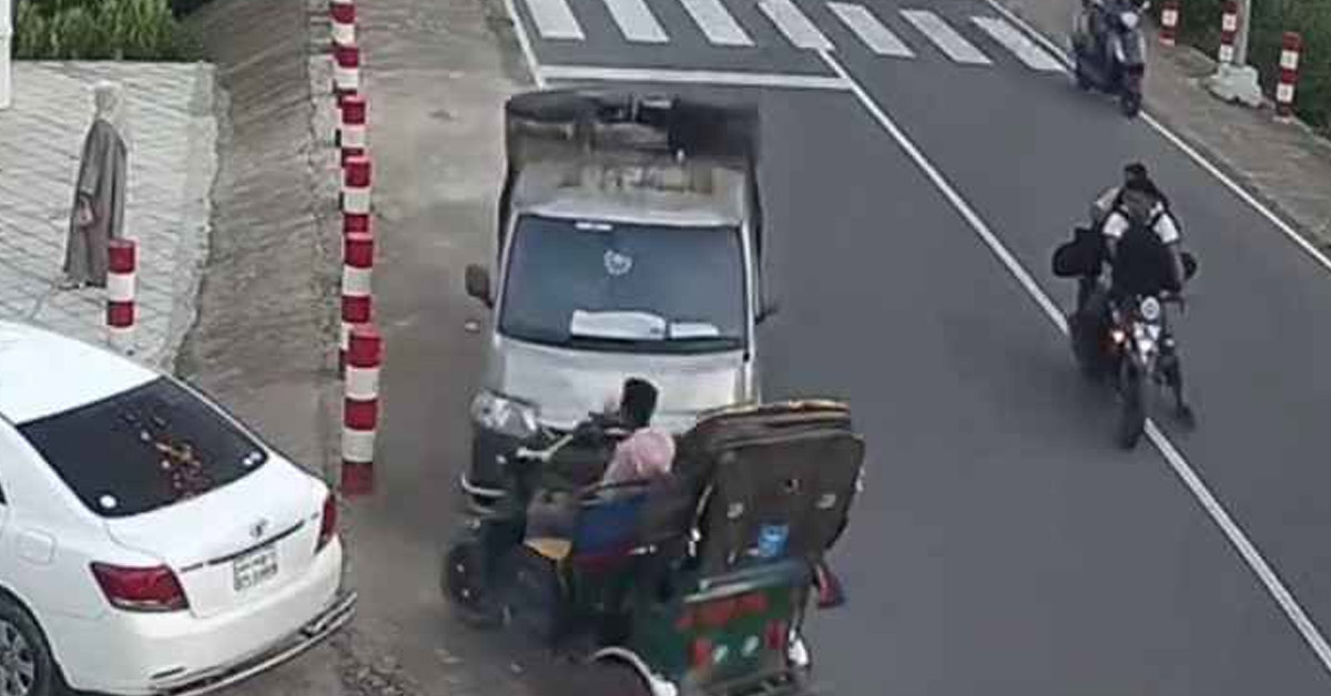 দৈনিক পূর্বকোণ - চট্টগ্রামের দৈনিক কক্সবাজারে ট্রাকের ধাক্কায় ইজিবাইক যাত্রী গৃহবধূ নিহত, আহত ৩