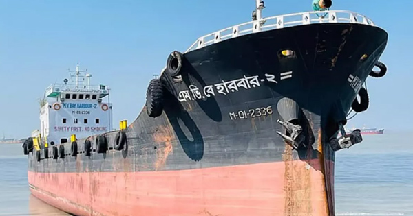দৈনিক পূর্বকোণ - চট্টগ্রামের দৈনিক কর্ণফুলী নদীতে লাইটার জাহাজ ডুবি, ১২ জন উদ্ধার