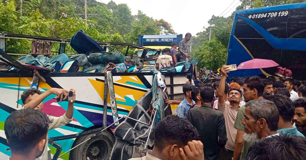 দৈনিক পূর্বকোণ - চট্টগ্রামের দৈনিক চকরিয়ায় দুই বাসের মুখোমুখি সংঘর্ষে শিশুসহ নিহত ২
