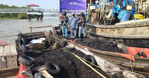 পতেঙ্গায় ৫ লাখ টাকার চোরাই কয়লা উদ্ধার করল কোস্ট গার্ড