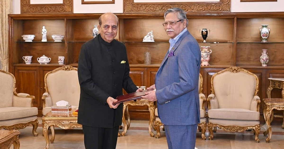 দৈনিক পূর্বকোণ - চট্টগ্রামের দৈনিক রাষ্ট্রপতির কাছে ভারতীয় হাইকমিশনারের পরিচয়পত্র পেশ