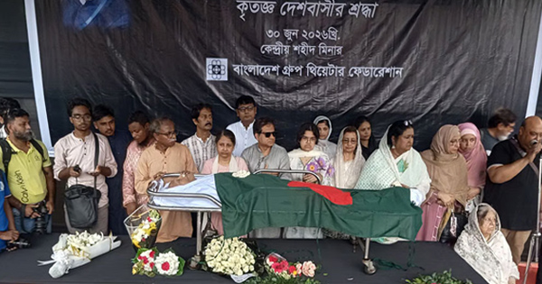 দৈনিক পূর্বকোণ - চট্টগ্রামের দৈনিক শহীদ মিনারে মুস্তাফা মনোয়ারকে শেষ শ্রদ্ধা