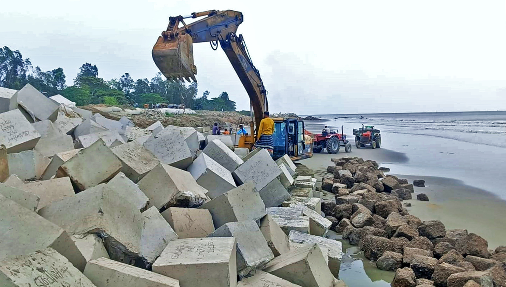 দৈনিক পূর্বকোণ - চট্টগ্রামের দৈনিক আনোয়ারায় বেড়িবাঁধ প্রকল্প : মাটি নিয়ে দ্বন্দ্ব, বাঁধের কাজ বন্ধ