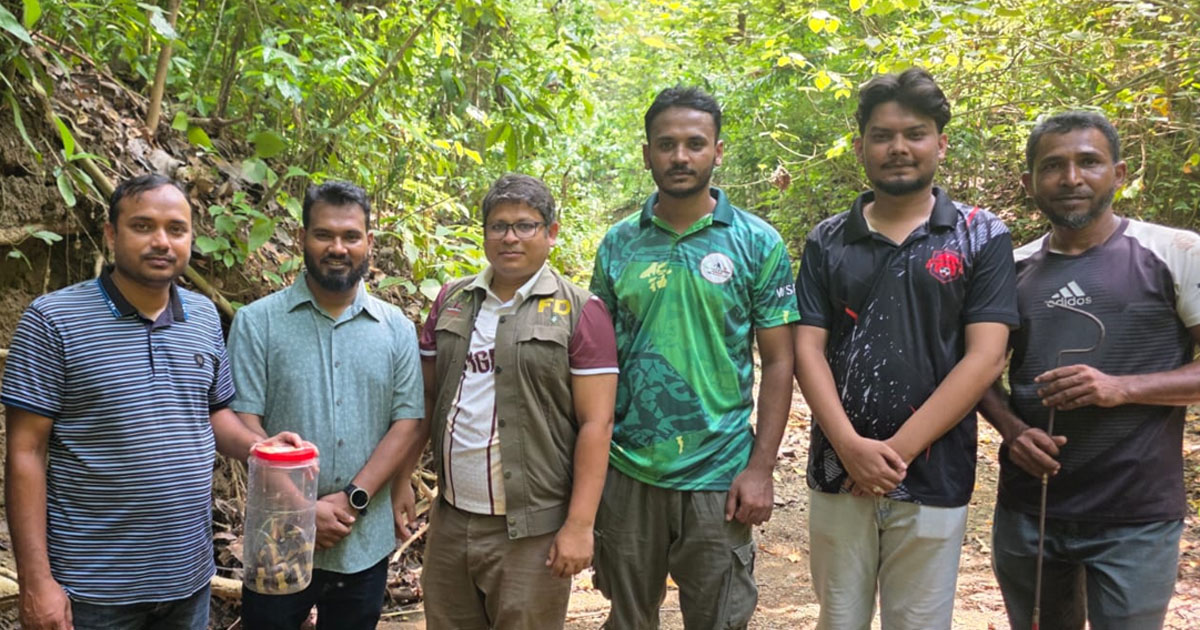 দৈনিক পূর্বকোণ - চট্টগ্রামের দৈনিক কাপ্তাই জাতীয় উদ্যানে বিষধর শঙ্খিনী সাপ অবমুক্ত