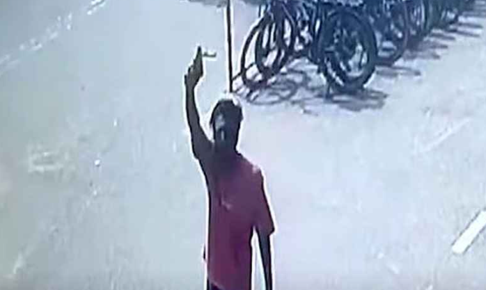 দৈনিক পূর্বকোণ - চট্টগ্রামের দৈনিক কালুরঘাট বিসিক শিল্প এলাকায় প্রকাশ্যে গুলি ছোড়ে যুবক