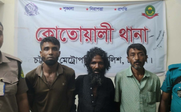 দৈনিক পূর্বকোণ - চট্টগ্রামের দৈনিক সন্দেহজনকভাবে ঘুরাফেরা, কোতোয়ালীতে গ্রেপ্তার ৩