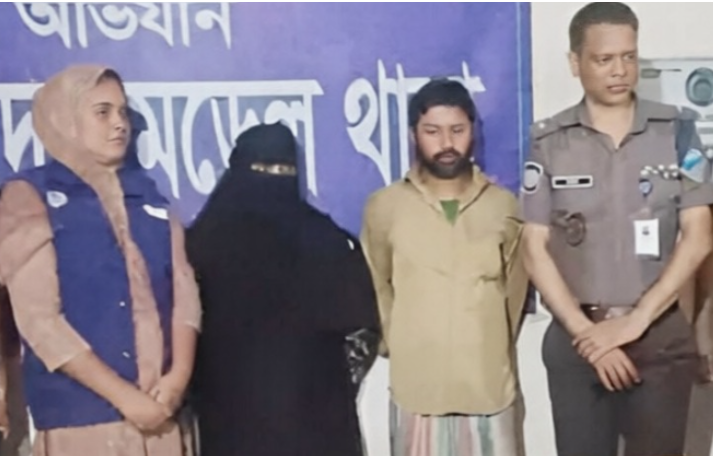 দৈনিক পূর্বকোণ - চট্টগ্রামের দৈনিক ছদ্মবেশে মাদক পাচারের চেষ্টা: ১৭ হাজার ইয়াবাসহ দম্পতি আটক