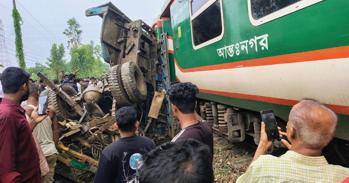 দৈনিক পূর্বকোণ - চট্টগ্রামের দৈনিক চট্টগ্রামে ট্রাকের সঙ্গে ট্রেনের ধাক্কা, দেড় ঘণ্টা ট্রেন চলাচল বন্ধ