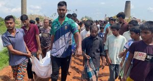 নিয়ন্ত্রণ হারিয়ে ইট বোঝাই ট্রাক পুকুরে, হেলপারের মৃত্যু