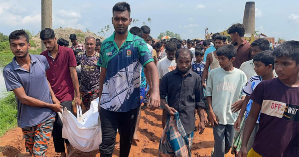 দৈনিক পূর্বকোণ - চট্টগ্রামের দৈনিক নিয়ন্ত্রণ হারিয়ে ইট বোঝাই ট্রাক পুকুরে, হেলপারের মৃত্যু