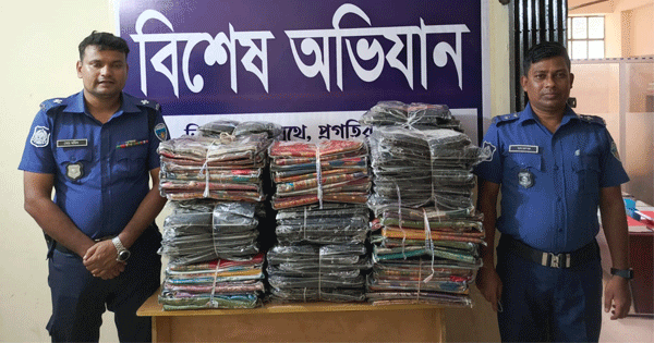 দৈনিক পূর্বকোণ - চট্টগ্রামের দৈনিক জোরারগঞ্জে ৬ বস্তা ভারতীয় শাড়ি জব্দ