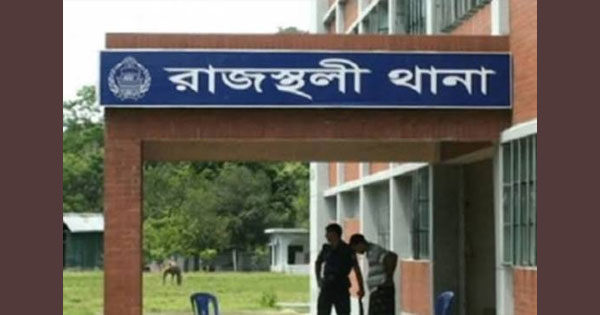 দৈনিক পূর্বকোণ - চট্টগ্রামের দৈনিক থানা চত্বরের গাছে জাম পাড়তে গিয়ে আহত পুলিশ সদস্য