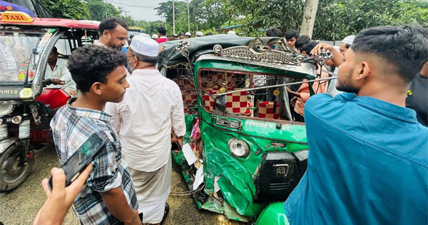 দৈনিক পূর্বকোণ - চট্টগ্রামের দৈনিক টেকনাফে বাস-সিএনজি সংঘর্ষে নিহত ১, চালক আটক