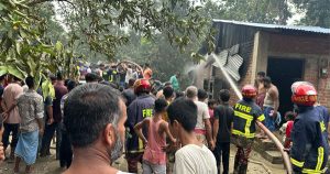 সিলিন্ডারের আগুনে নিঃস্ব মিরসরাইয়ের ৩ পরিবার