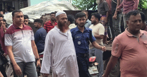 লোহাগাড়ার সাবেক ইউপি চেয়ারম্যান হেলাল জনতার হাতে আটক