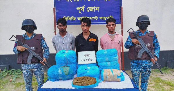দৈনিক পূর্বকোণ - চট্টগ্রামের দৈনিক সমুদ্রে ধাওয়া করে ৮ লাখ টাকার মাদকসহ বোট জব্দ, আটক ৩