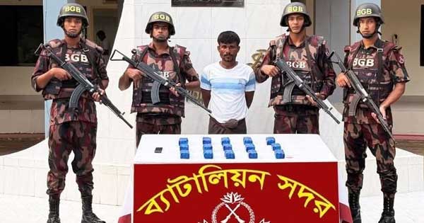 দৈনিক পূর্বকোণ - চট্টগ্রামের দৈনিক টেকনাফে ৩০ হাজার ইয়াবাসহ কাঠের নৌকা জব্দ, আটক ১