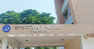 ‘বাড়িতে আসামি আছে দরজা খুলুন’