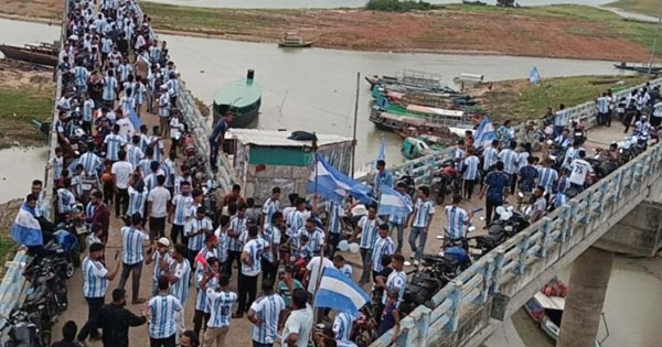 দৈনিক পূর্বকোণ - চট্টগ্রামের দৈনিক রাঙামাটিতে আর্জেন্টিনা ভক্তদের বিশাল শো-ডাউন 