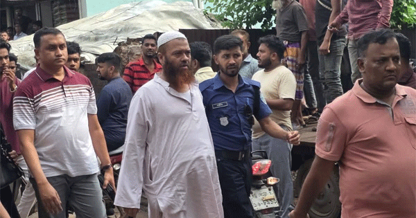 দৈনিক পূর্বকোণ - চট্টগ্রামের দৈনিক লোহাগাড়ার সাবেক ইউপি চেয়ারম্যান হেলাল জনতার হাতে আটক