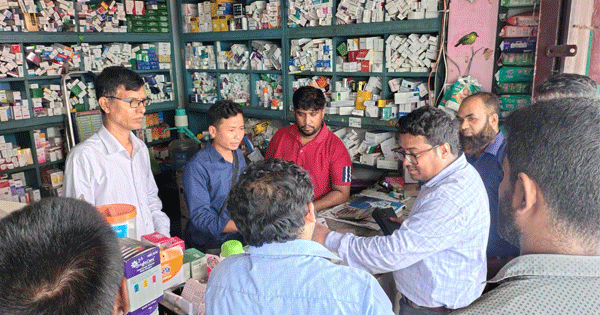 দৈনিক পূর্বকোণ - চট্টগ্রামের দৈনিক মিরসরাইয়ে ৫ ফার্মেসিকে ২৭ হাজার টাকা জরিমানা